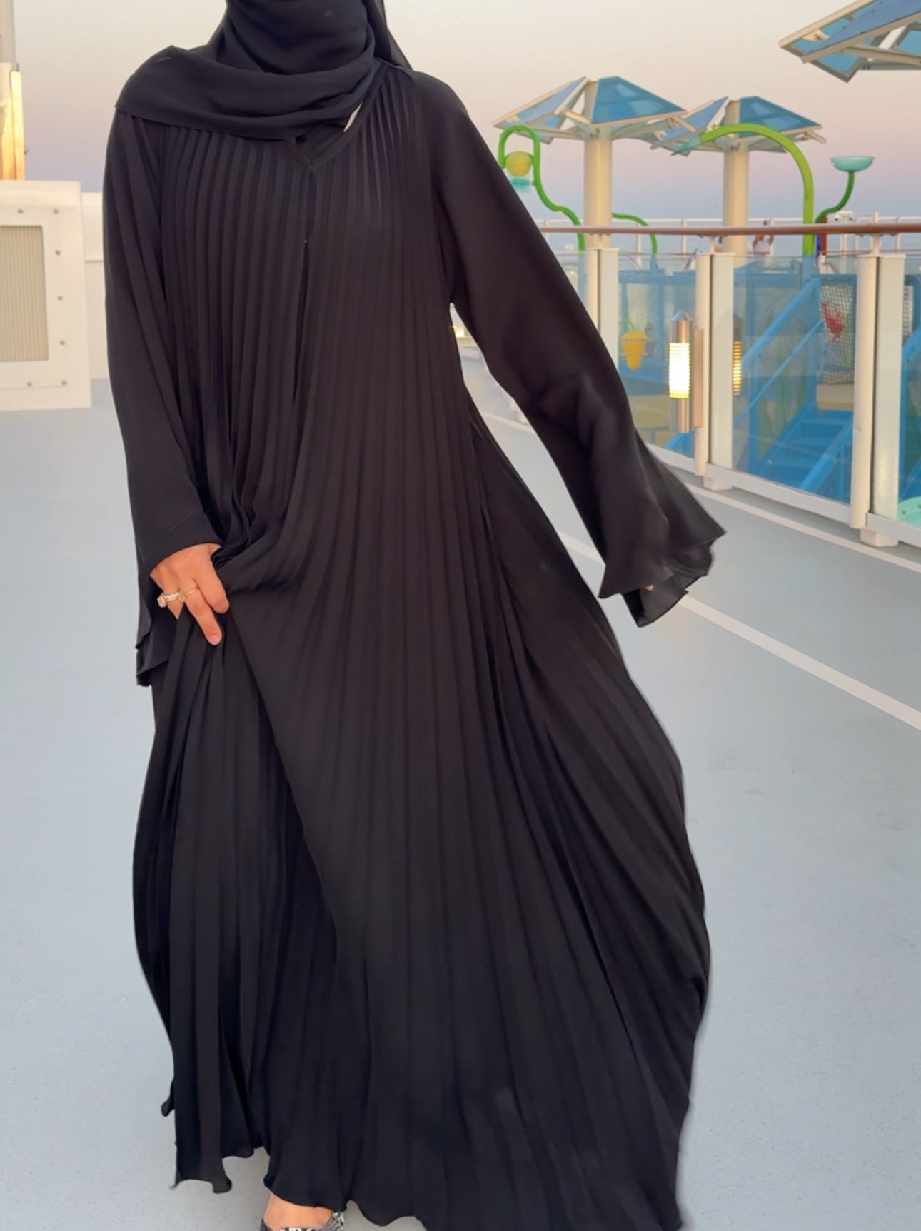 Black flow pleat abayah