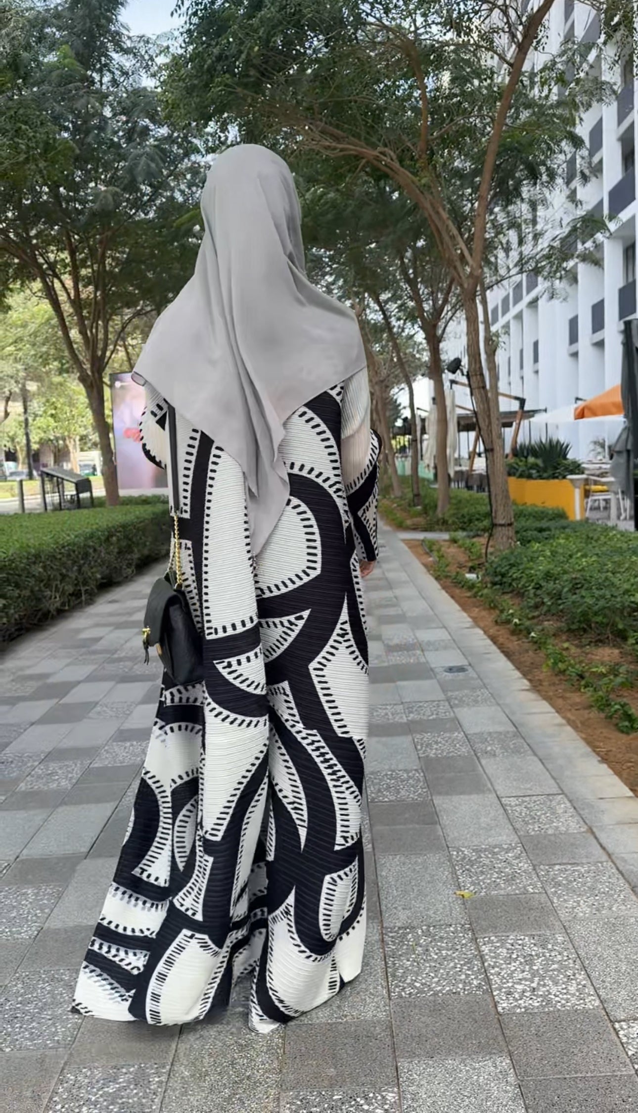 Black & White Bouncy Abayah