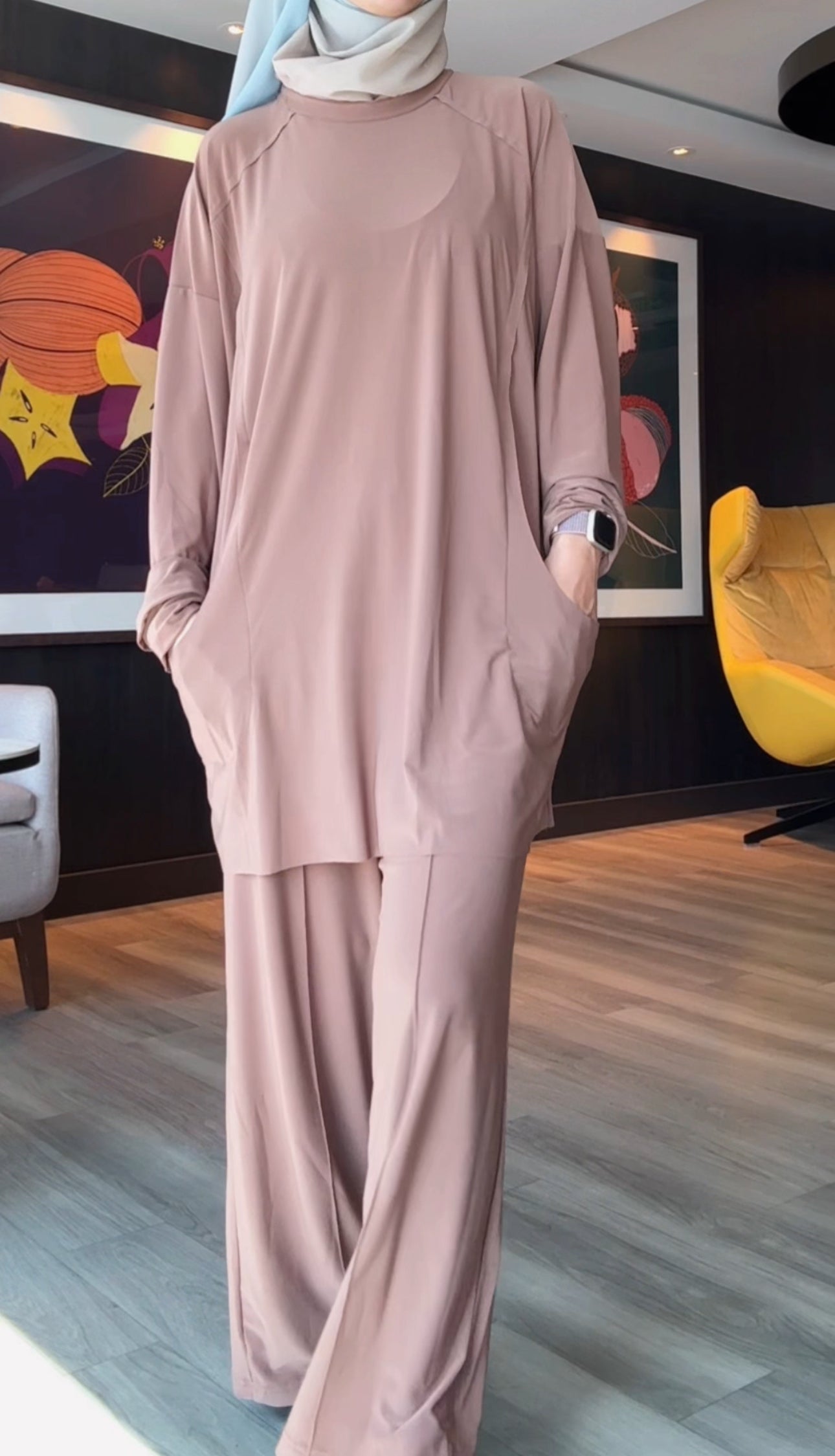 Brown stretch fabric set with pocket