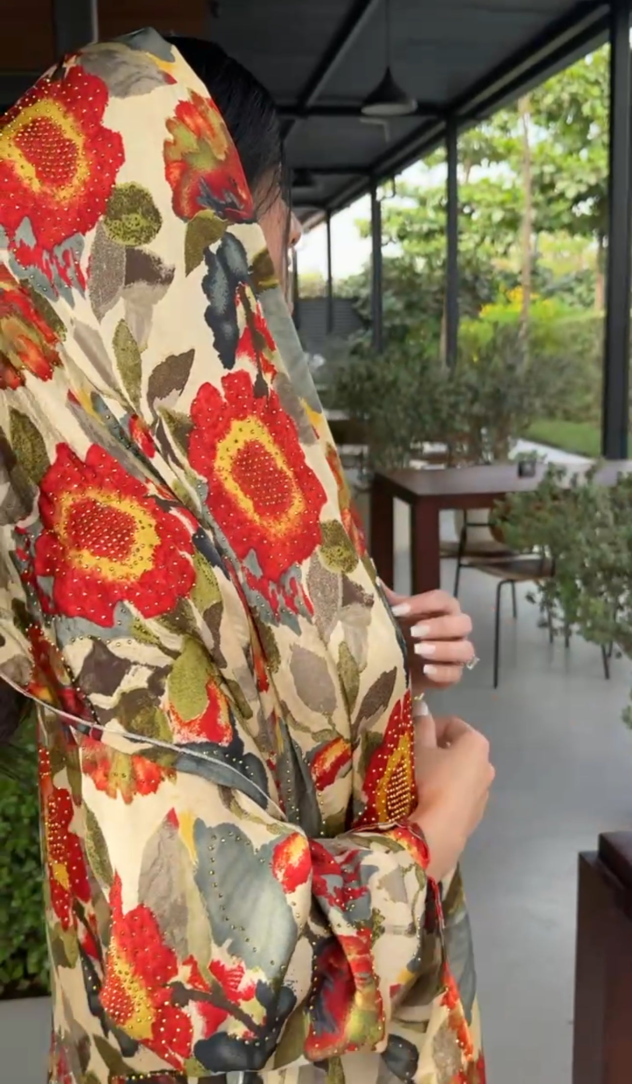 Red 🌹 floral Abayah with matching scarf