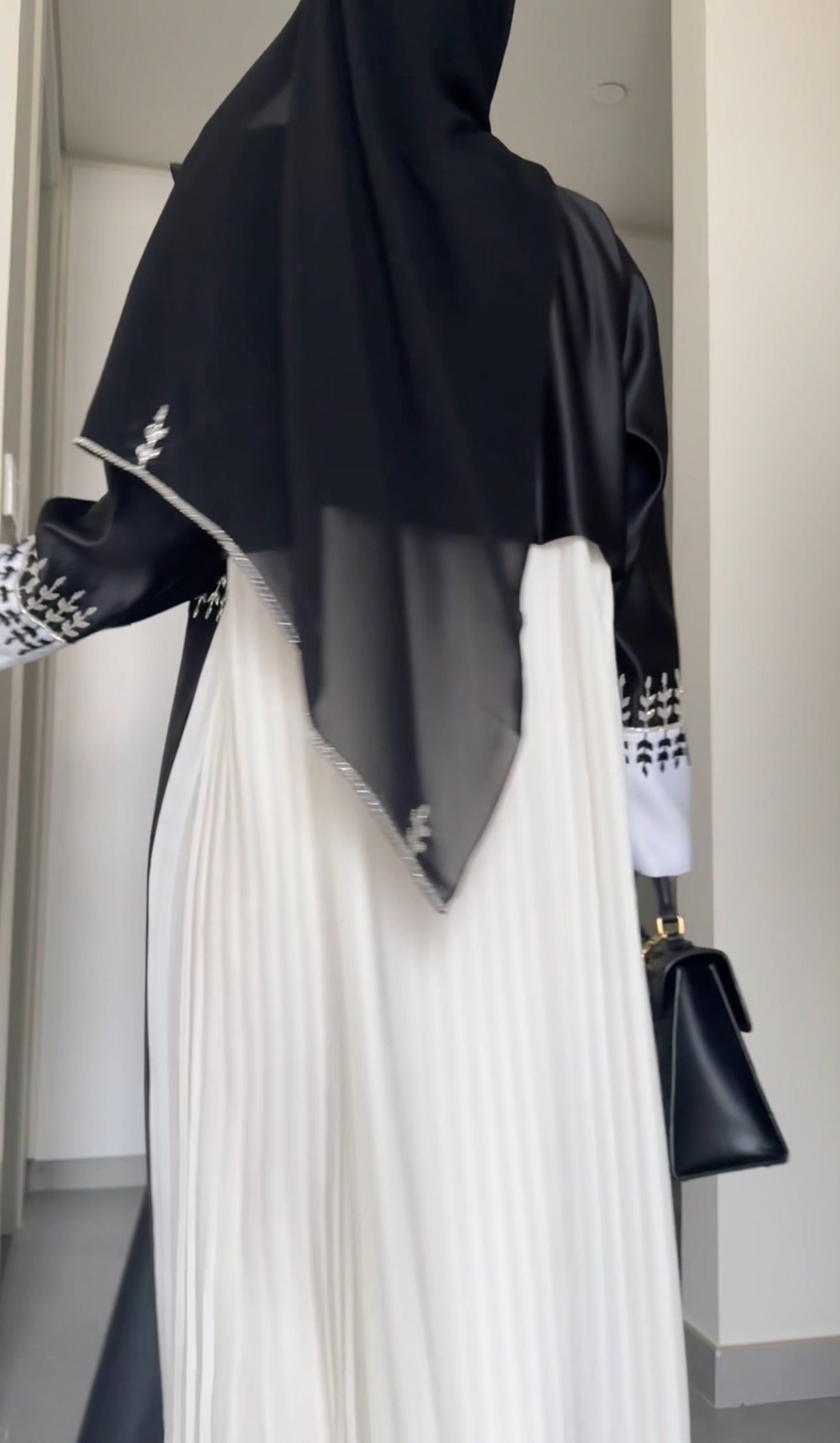 Boss Babe Black and white abayah