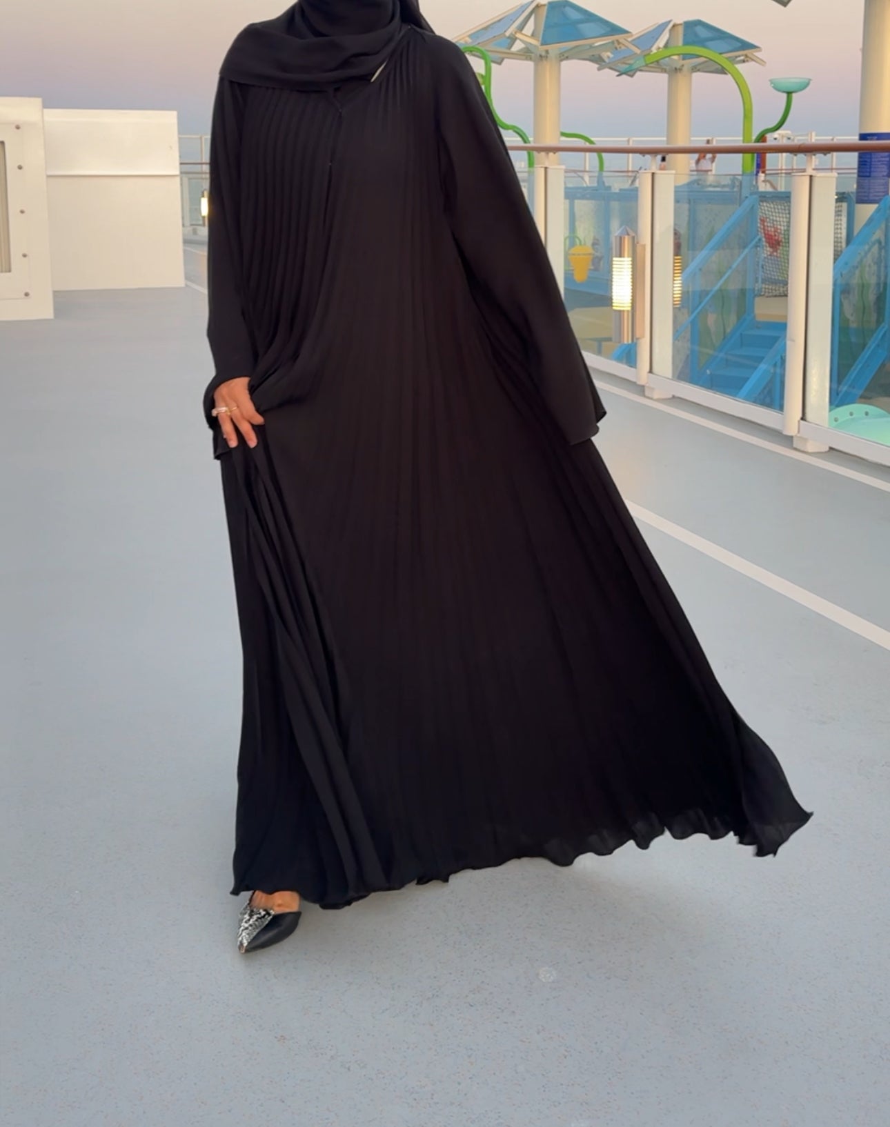 Black flow pleat abayah
