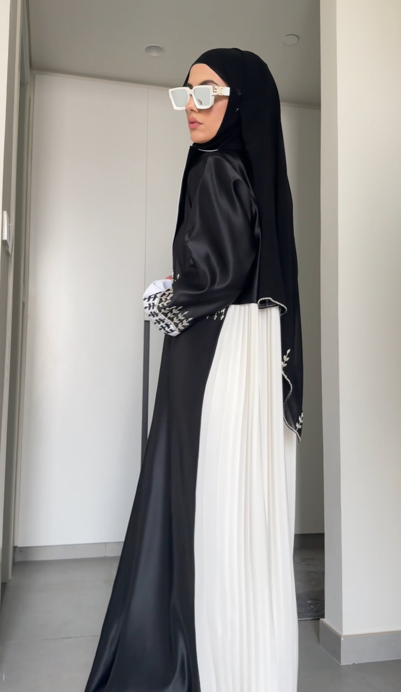 Boss Babe Black and white abayah