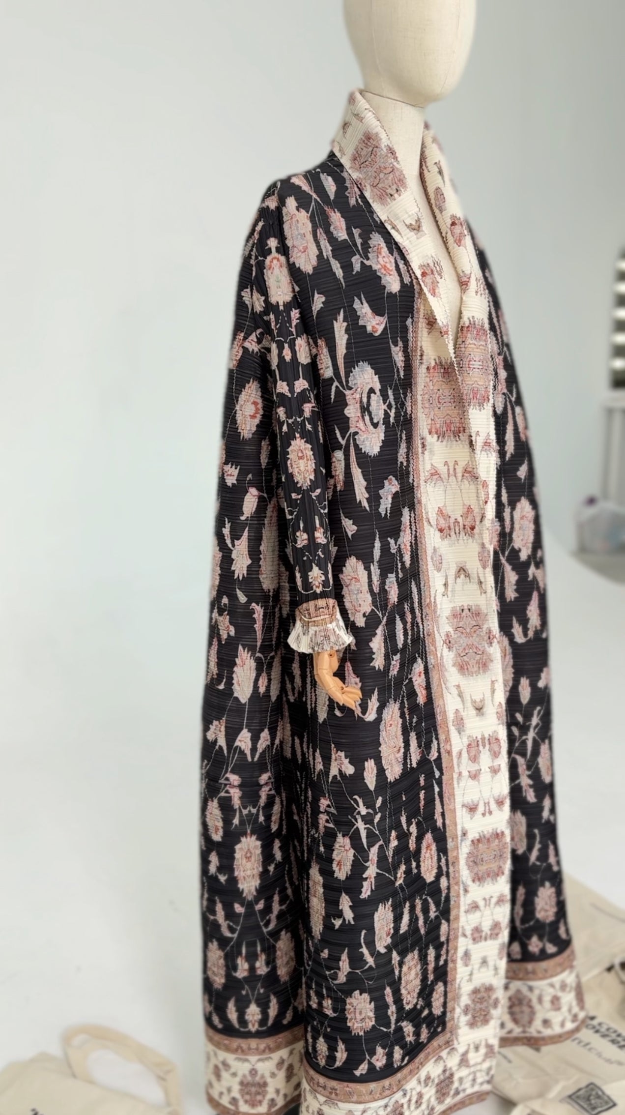 Black & Beige Bouncy Abayah
