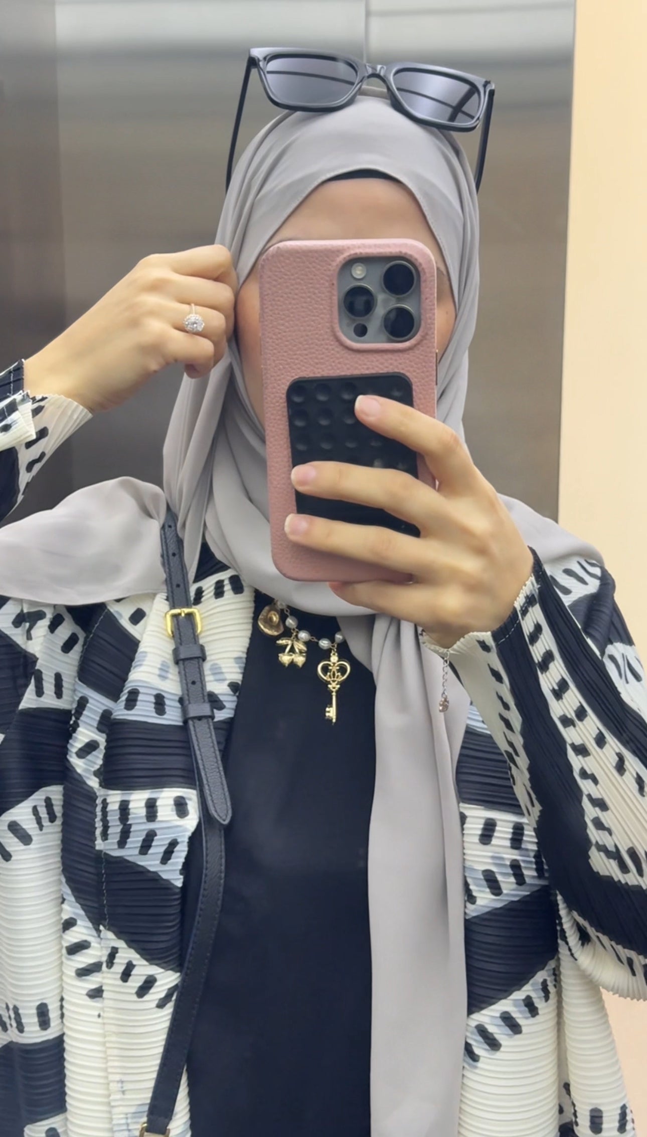 Black & White Bouncy Abayah