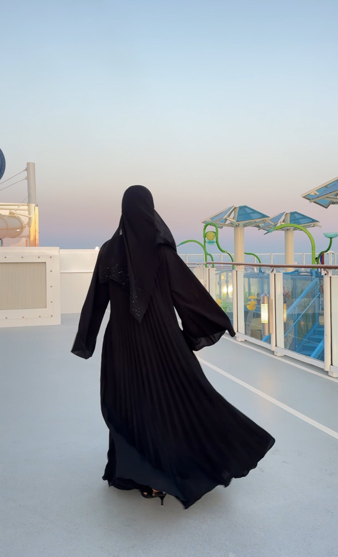 Black flow pleat abayah