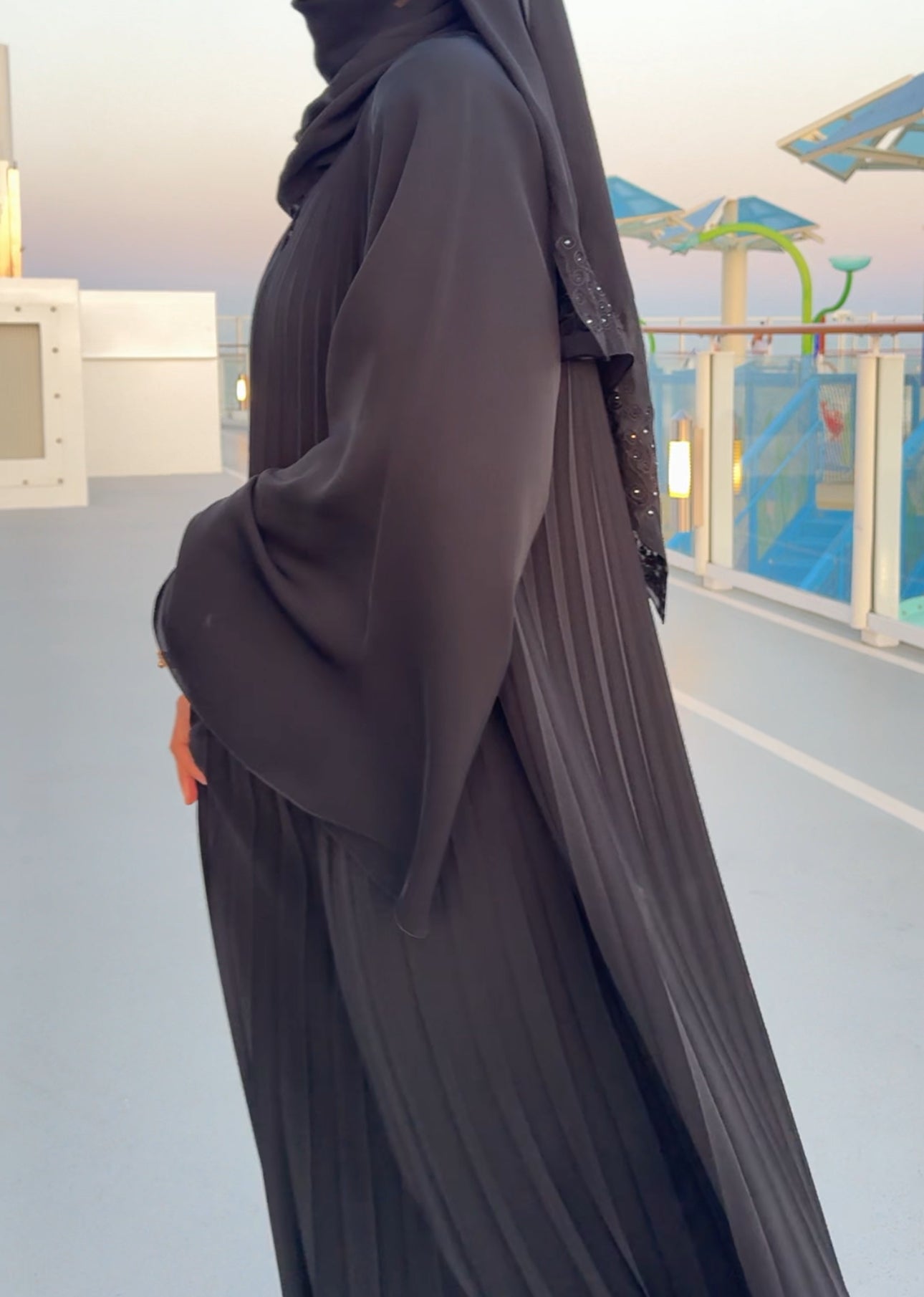 Black flow pleat abayah