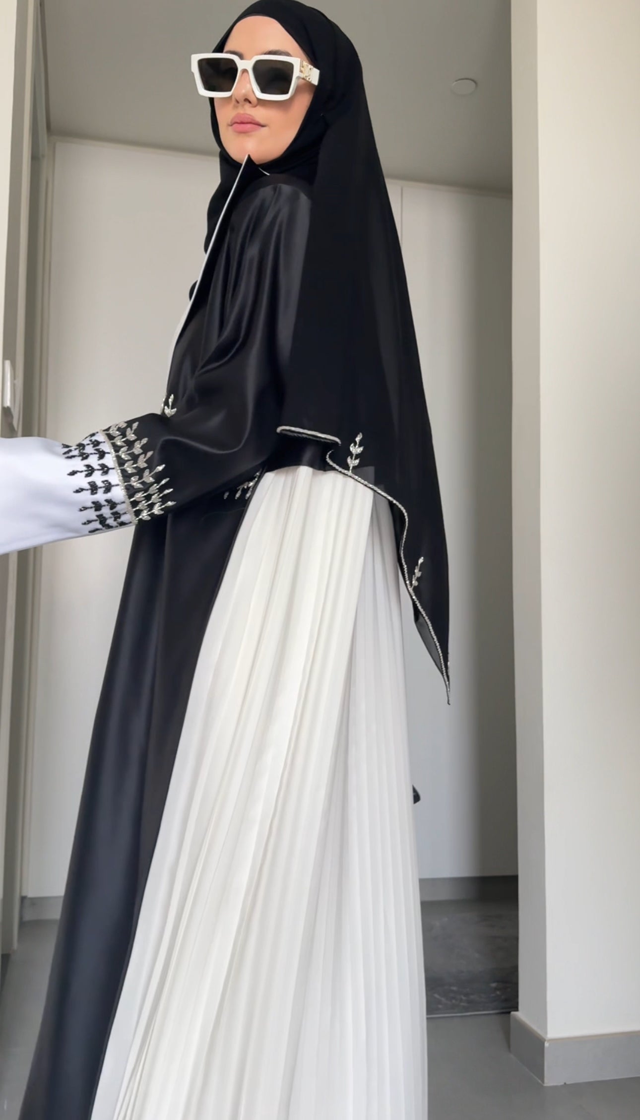 Boss Babe Black and white abayah