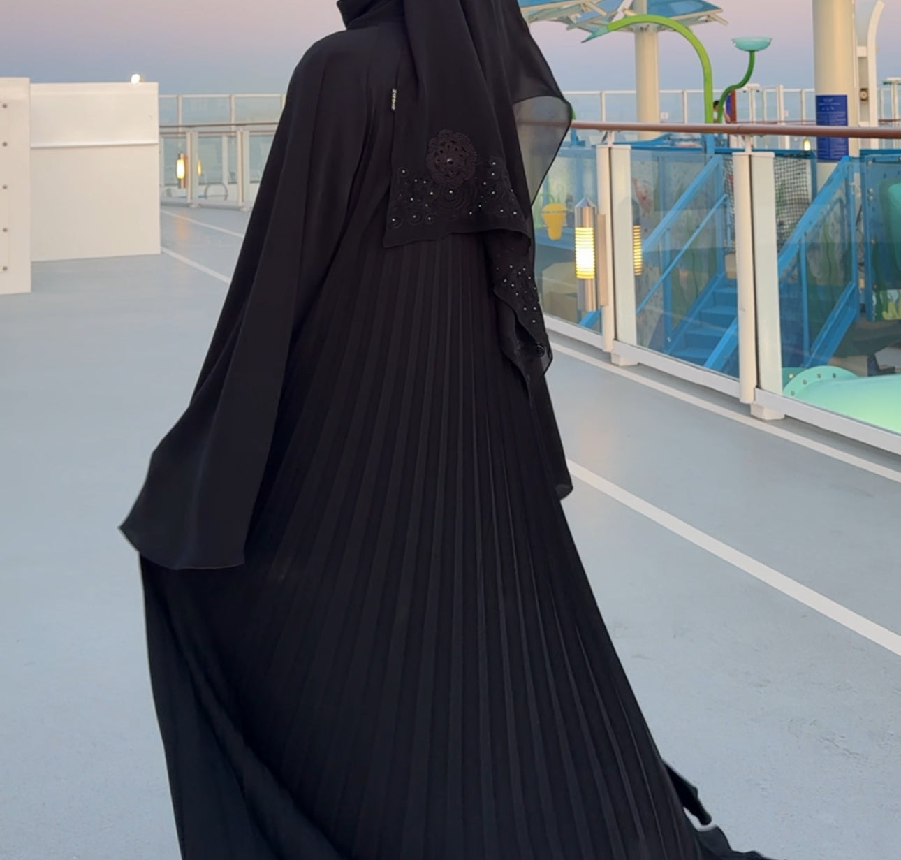 Black flow pleat abayah