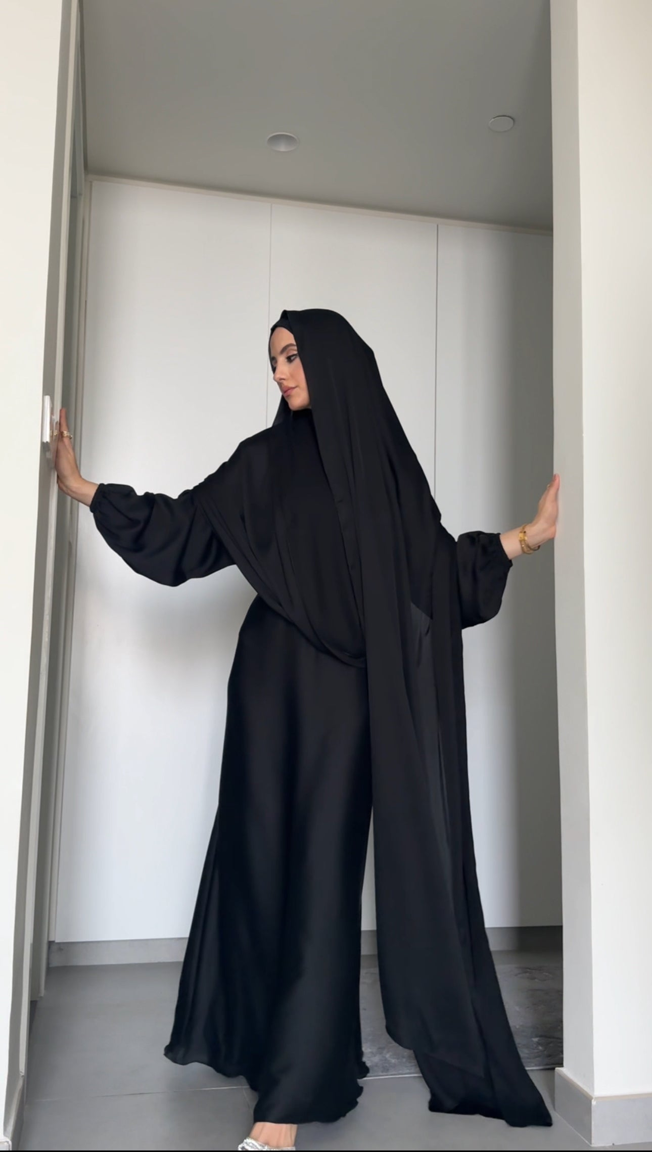 Sheikha Ameerah in Black Long Scarf Abayah