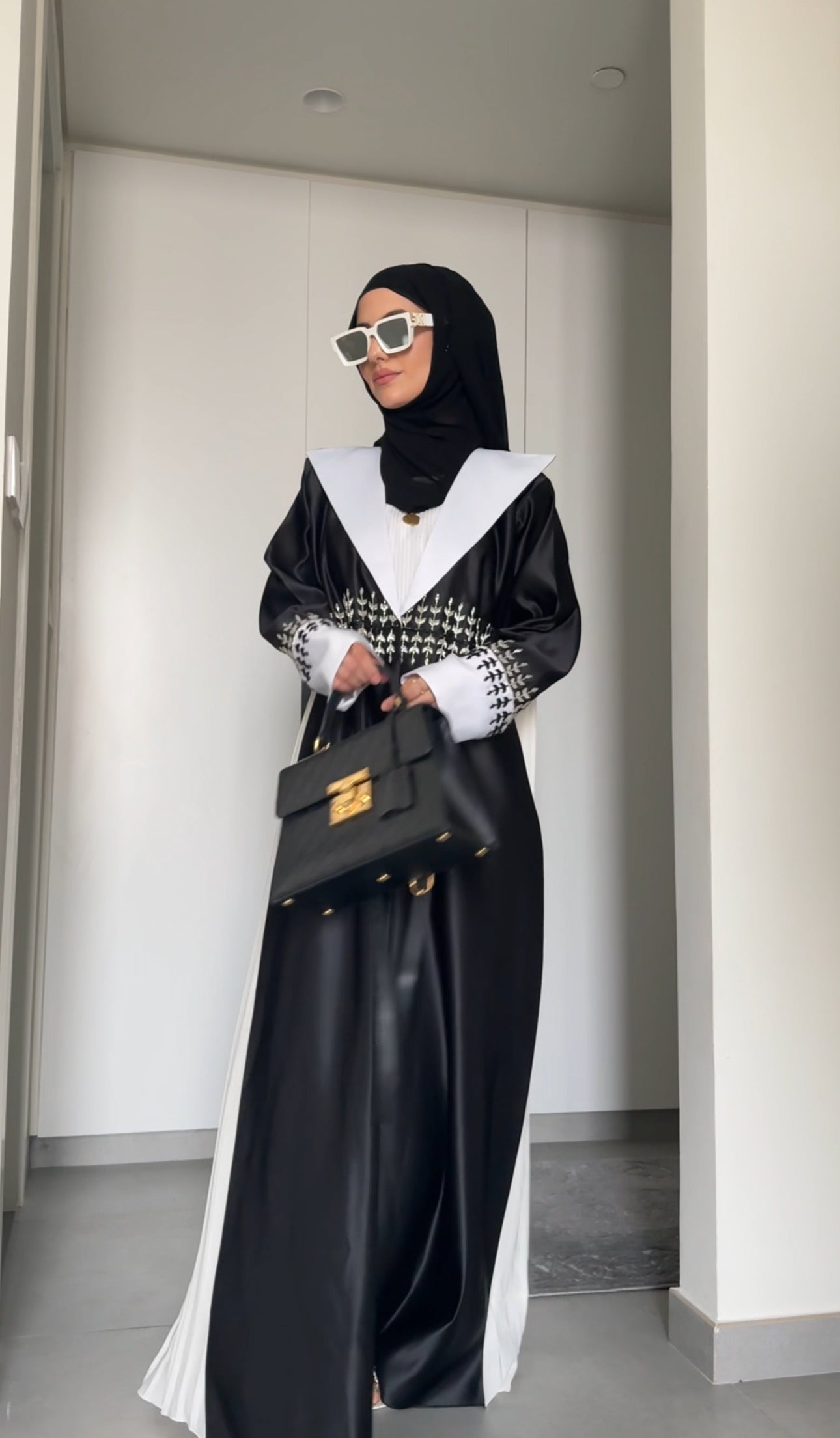 Boss Babe Black and white abayah