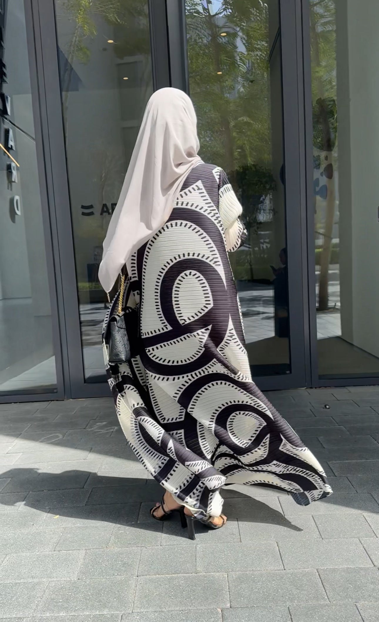 Black & White Bouncy Abayah