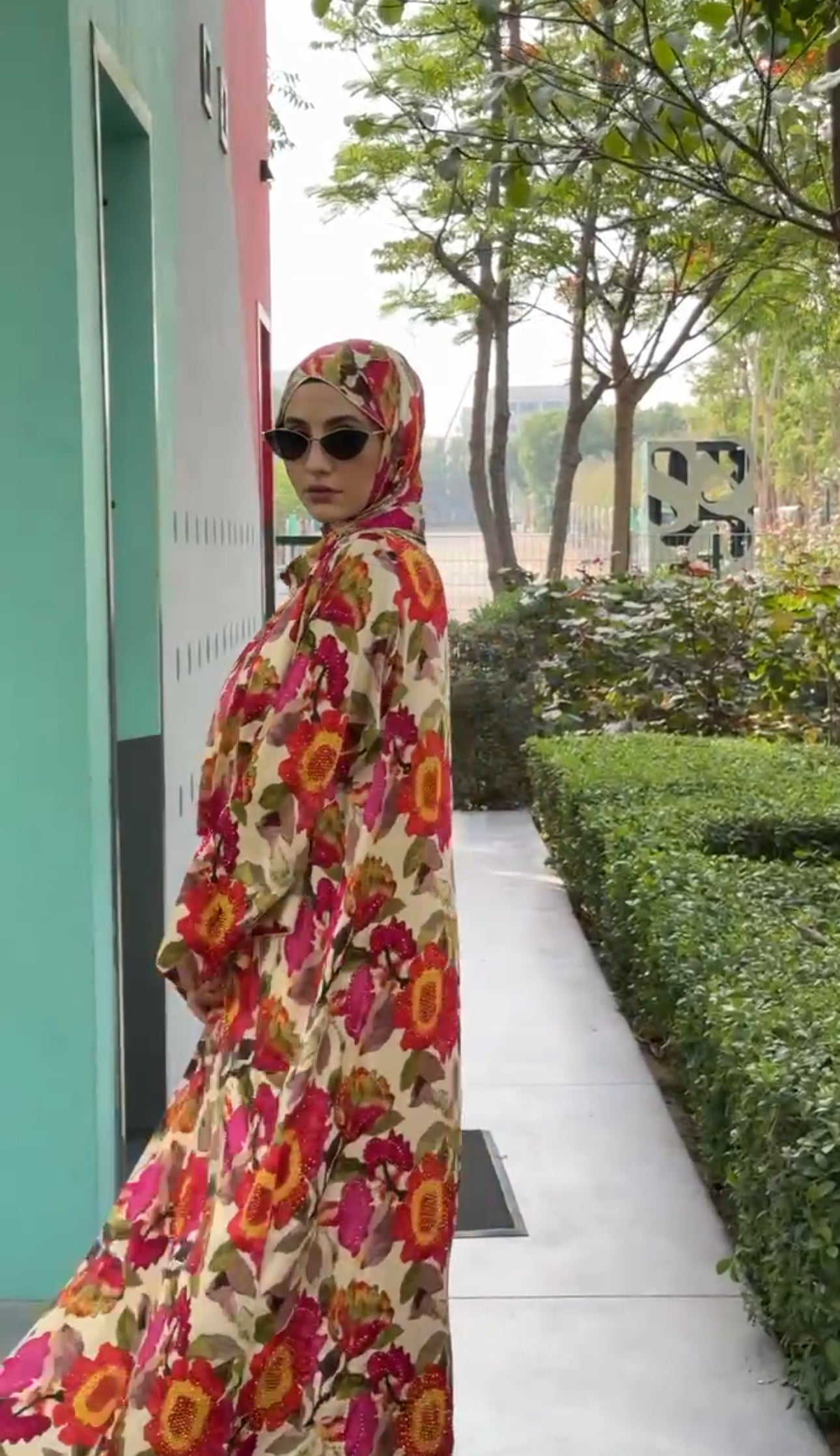 Pink 🌸 floral Abayah with matching scarf