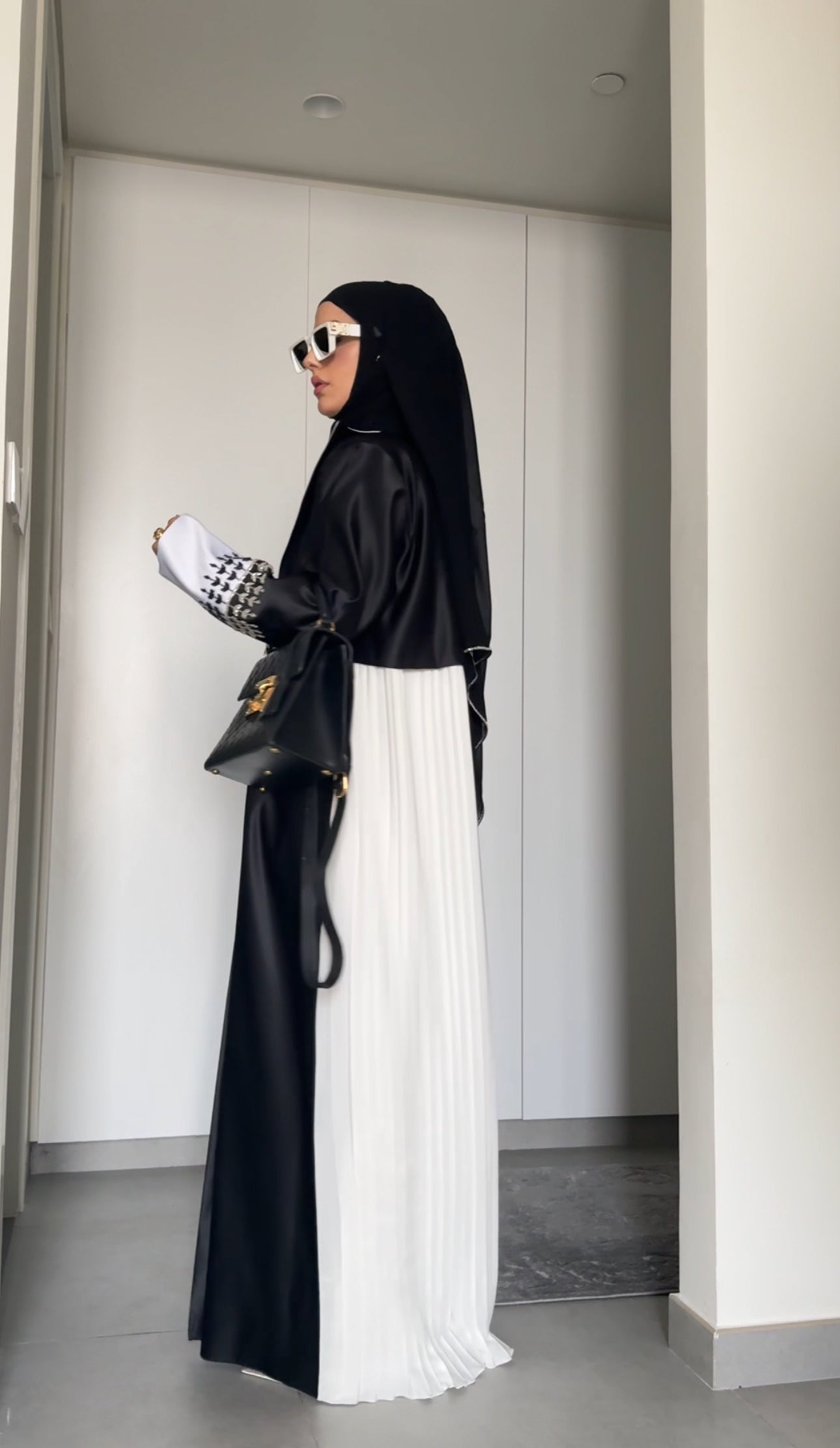 Boss Babe Black and white abayah
