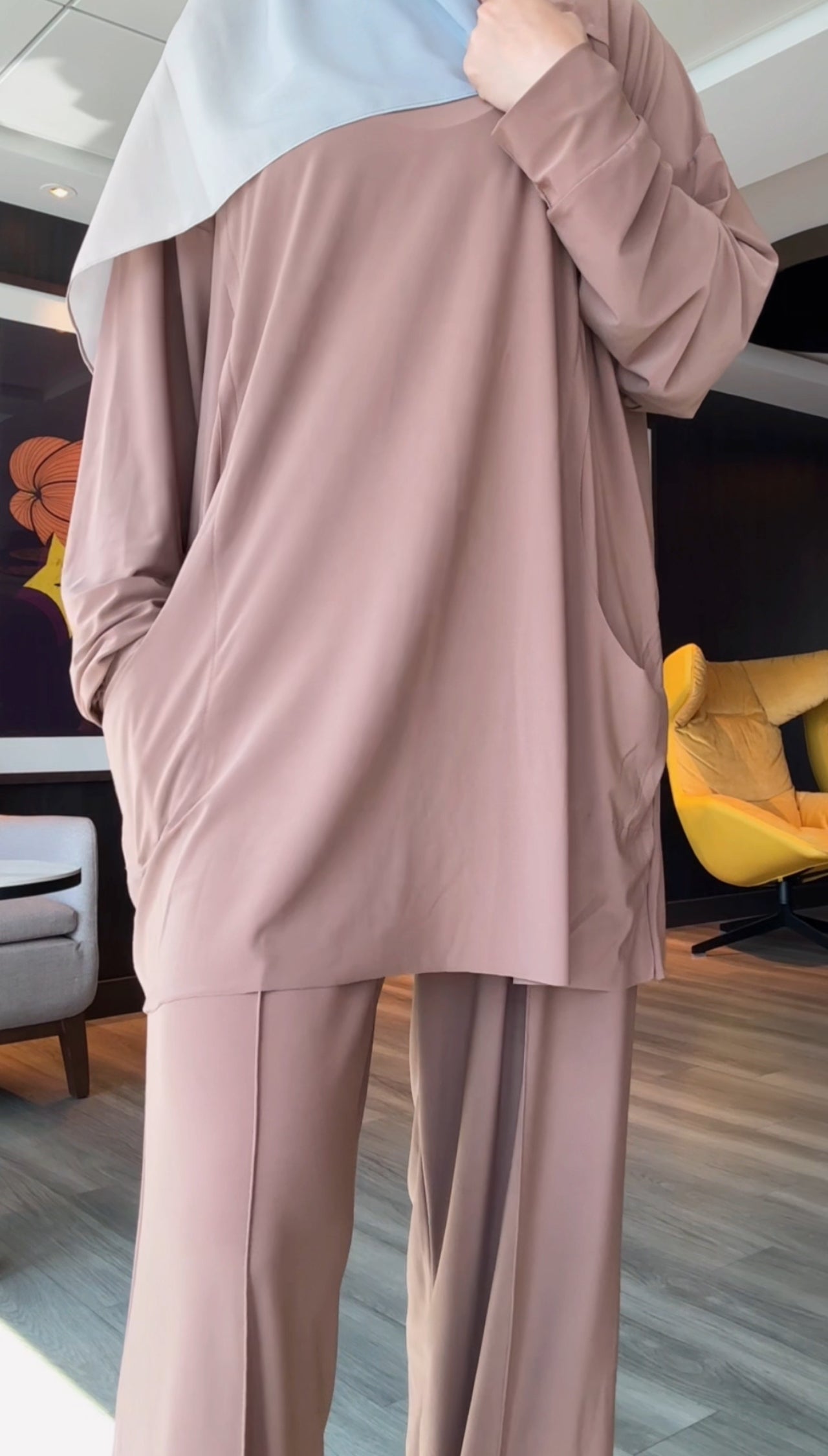 Brown stretch fabric set with pocket
