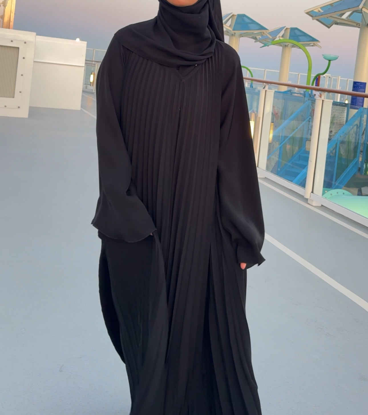Black flow pleat abayah
