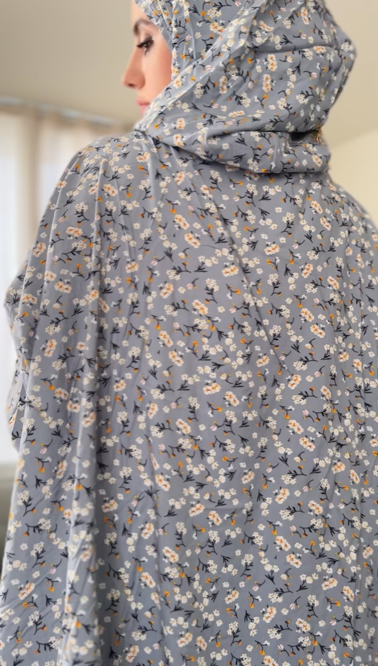 Light grey burqa with daisy print